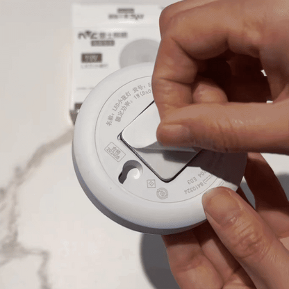 Luz LED inteligente com sensor de movimento - Acende-se automaticamente quando se move, ideal para qualquer espaço!